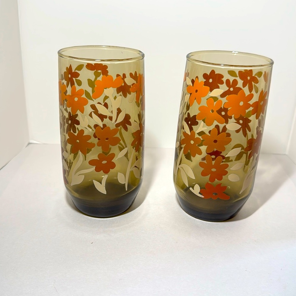 Unbranded Set of 2 Vintage looking Juice Glasses. Floral design. (C) 70’s look!